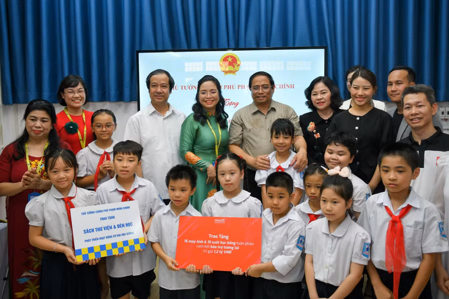 Thủ tướng trao quà cho Trường phổ thông dân lập Hermann Gmeiner - Hà Nội.