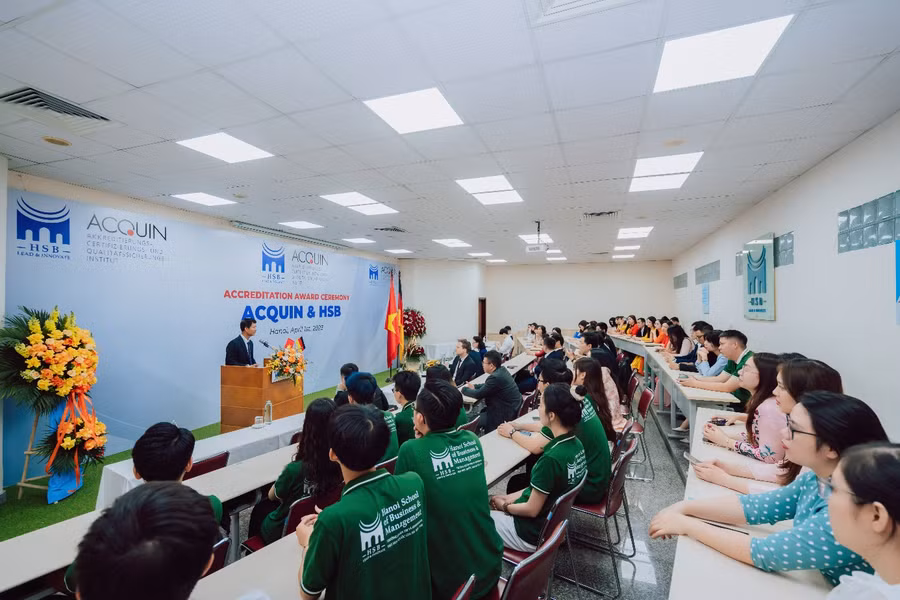 Trường Quản trị và Kinh doanh chính thức đạt kiểm định chuẩn chất lượng Châu Âu do ACQUIN/ACQAI cấp. Trường Quản trị và Kinh doanh chính thức đạt kiểm định chuẩn chất lượng Châu Âu do ACQUIN/ACQAI cấp.