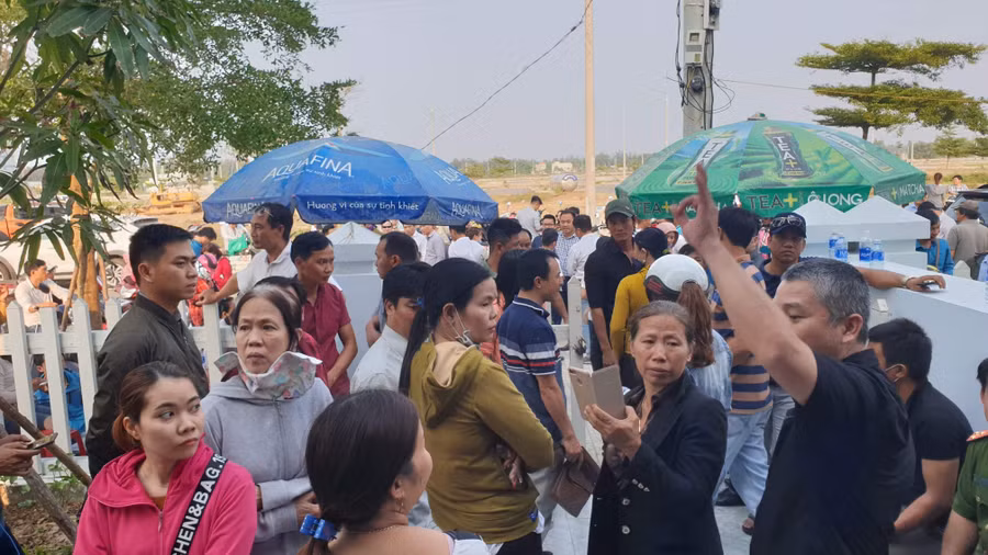 Khách hàng bao vây không cho đại diện Công ty Bách Đạt An và Nhất Nam Land ra về khi cuộc họp giữa 2 công ty không tìm được tiếng nói chung