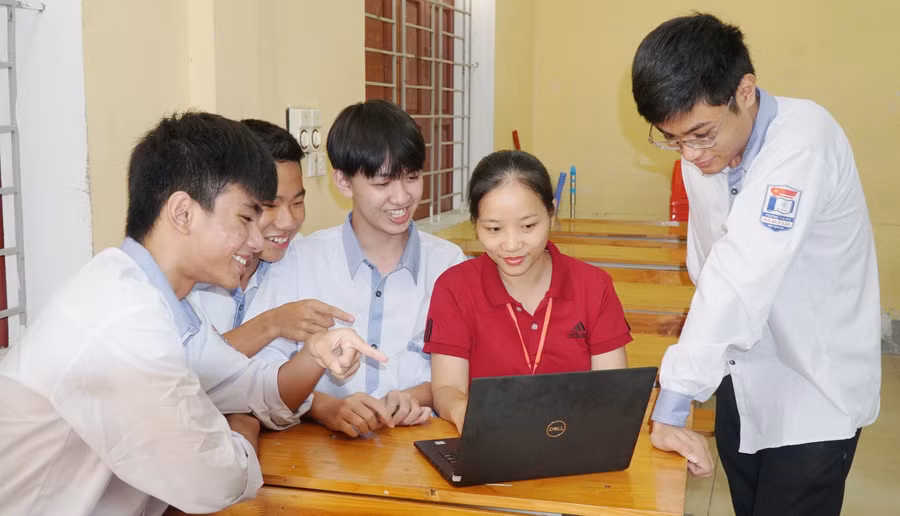 Giờ trao đổi bài của cô trò khối 10 tại TP Vinh, Nghệ An. Giờ trao đổi bài của cô trò khối 10 tại TP Vinh, Nghệ An.