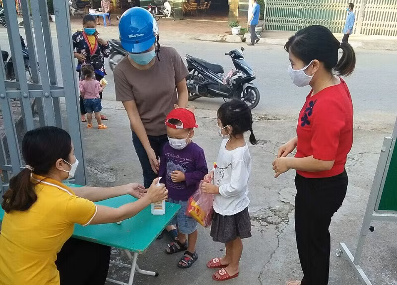 Đối với các trường không phải vùng dịch hiện vẫn tổ chức dạy học trực tiếp nhưng siết chặt các quy định phòng chống dịch.