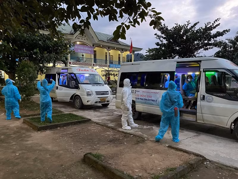 Học sinh Trường PTDT nội trú Nam Trà My bị nhiễm Covid–19 đang được chuyển về Tam Kỳ để điều trị.