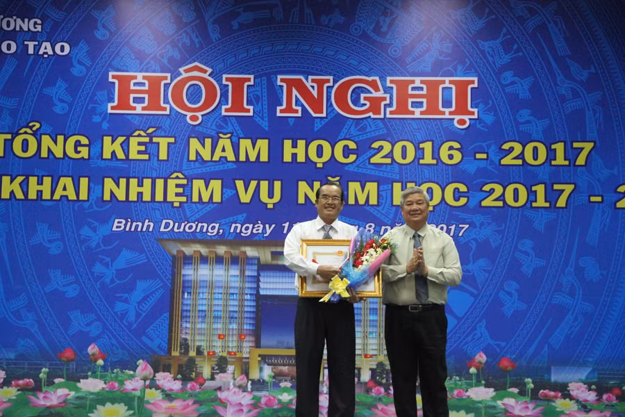 Trường Trung cấp Mỹ thuật-Văn hóa Bình Dương đón nhận Huân chương Lao động hạng Ba