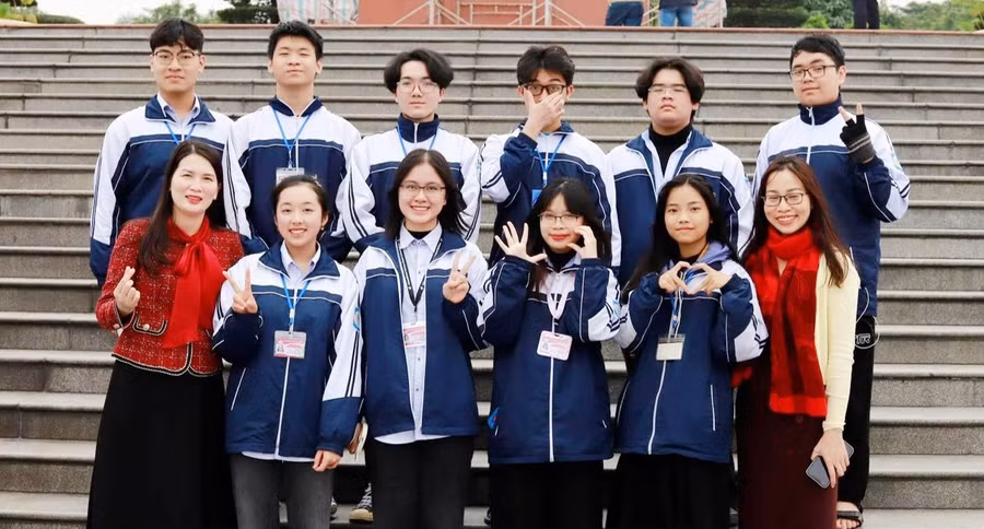 Đội tuyển học sinh giỏi quốc gia môn Tiếng Anh Trường THPT chuyên Phan Bội Châu. Ảnh: NTCC Đội tuyển học sinh giỏi quốc gia môn Tiếng Anh Trường THPT chuyên Phan Bội Châu. Ảnh: NTCC