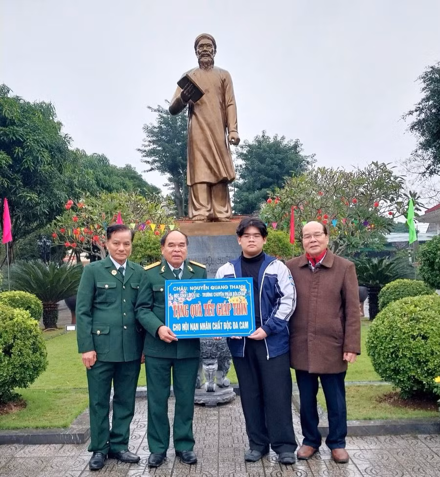 Phần thưởng từ giải quốc gia được Quang Thanh trích ra để tặng cho Hội Nạn nhân chất độc da cam Nghệ An vào dịp Tết Nguyên đán. Ảnh: NVCC Phần thưởng từ giải quốc gia được Quang Thanh trích ra để tặng cho Hội Nạn nhân chất độc da cam Nghệ An vào dịp Tết Nguyên đán. Ảnh: NVCC