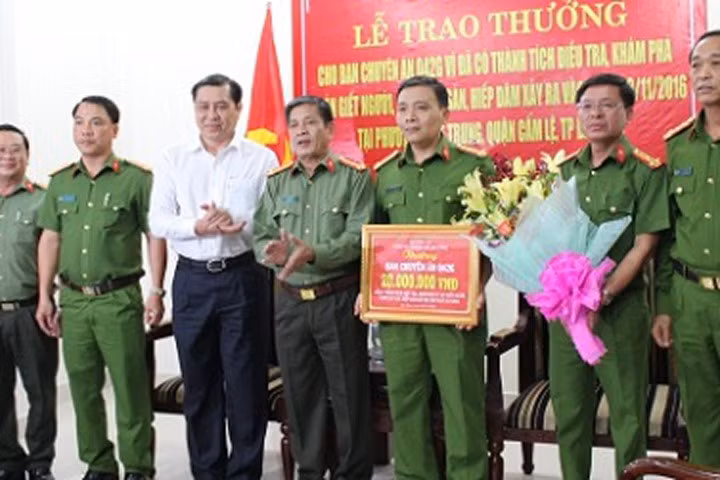 Chủ tịch UBND TP Đà Nẵng Huỳnh Đức Thơ (áo trắng) yêu cầu đưa ra xét xử sớm vụ hiếp dâm, cướp của và giết người tại quán cà phê Trâm Anh.