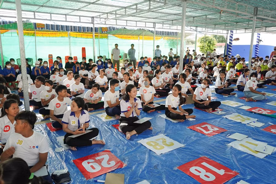 Học sinh tham gia cuộc thi Rung chuông vàng “Cùng em phòng, chống thiên tai - Kiến tạo tương lai bền vững”.