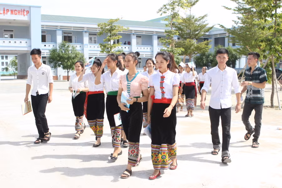 Học sinh Trường THPT DTNT 2 Nghệ An Học sinh Trường THPT DTNT 2 Nghệ An