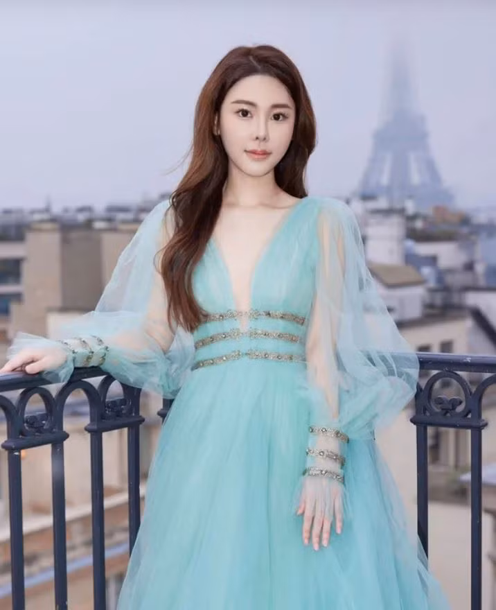 Abby Choi được xem là "ngôi sao đang lên" của làng giải trí Hong Kong (Trung Quốc). Abby Choi được xem là "ngôi sao đang lên" của làng giải trí Hong Kong (Trung Quốc).