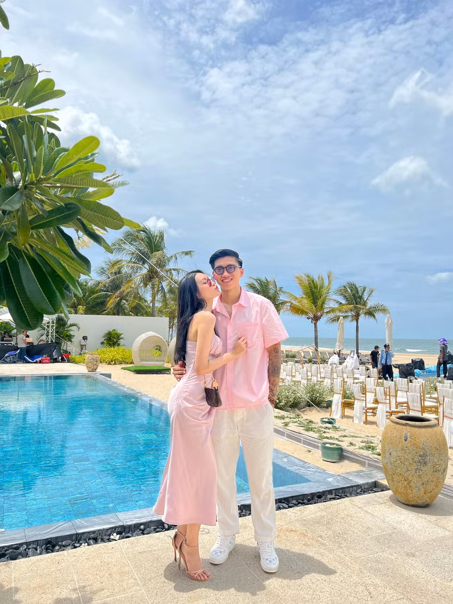 Bị đồn đoán hẹn hò từ rất lâu, nhưng Doãn Hải My từng tiết lộ, cô và Đoàn Văn Hậu phải tới sau cuộc thi Hoa hậu Việt Nam 2020, cả hai mới tìm hiểu và chính thức bắt đầu mối quan hệ.