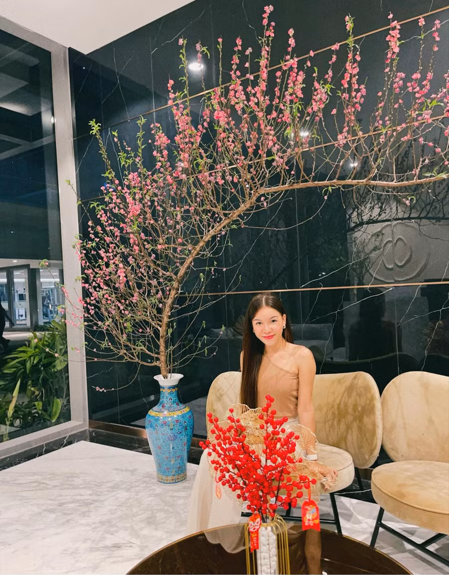 Bùi Thị Yến Xuân (sinh năm 1991) được công chúng biết đến nhiều hơn kể từ sau khi công khai chuyện tình cảm với thủ môn đội tuyển Việt Nam Đặng Văn Lâm. Bùi Thị Yến Xuân (sinh năm 1991) được công chúng biết đến nhiều hơn kể từ sau khi công khai chuyện tình cảm với thủ môn đội tuyển Việt Nam Đặng Văn Lâm.