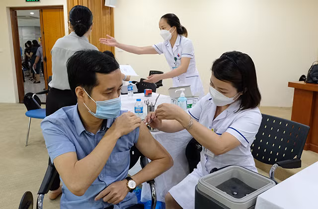 Từ ngày 1/1/2022 đến hết ngày 31/12/2023, viên chức y tế dự phòng, y tế cơ sở được tăng mức phụ cấp ưu đãi nghề lên 100%.