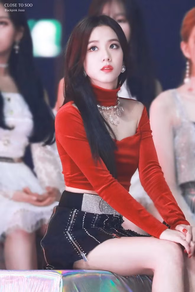 13: Ca sĩ Jisoo.