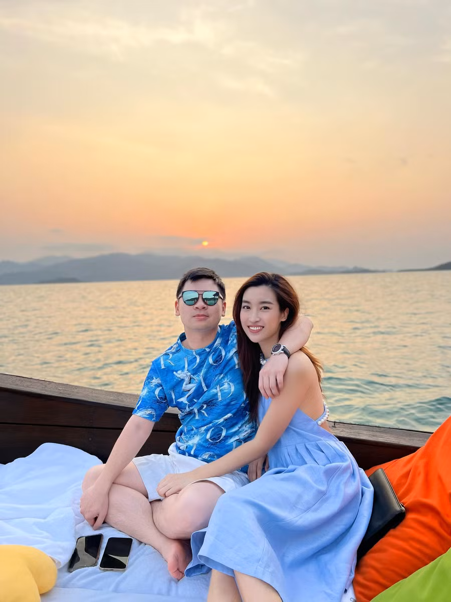 Đỗ Mỹ Linh và ông xã Đỗ Vinh Quang. Đỗ Mỹ Linh và ông xã Đỗ Vinh Quang.
