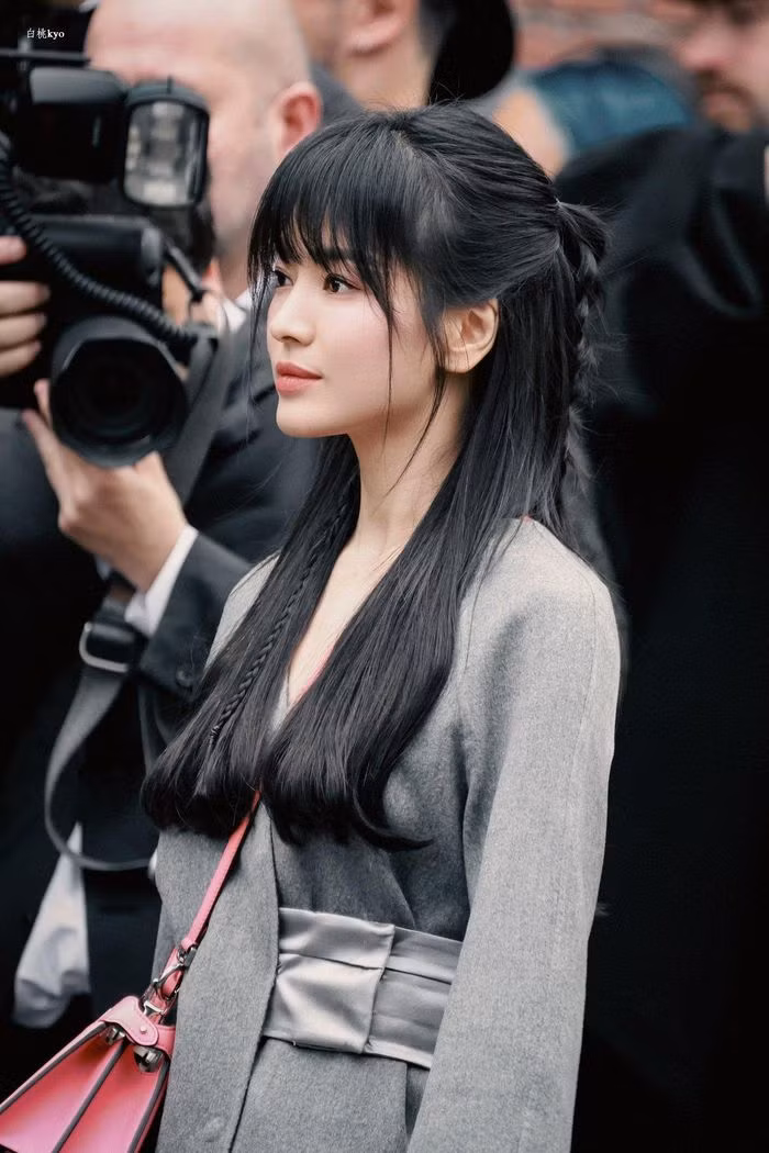 Vừa qua, trong show Fendi Autumn/Winter 2023 thuộc khuôn khổ Milan Fashion Week, sự xuất hiện của nữ diễn viên đình đám Song Hye Kyo đã khiến công chúng “phát cuồng” vì nhan sắc đỉnh cao của mình.
