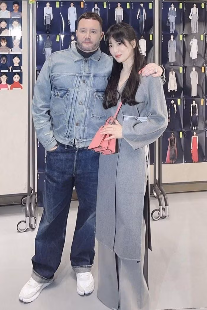 Bên cạnh đó, với tên tuổi và sức hút của mình, Song Hye Kyo được ưu ái ngồi hàng ghế đầu cùng CEO của Fendi - Serge Brunschwig và chụp ảnh thân thiết cùng Giám đốc nghệ thuật Fendi - Kim Jones.