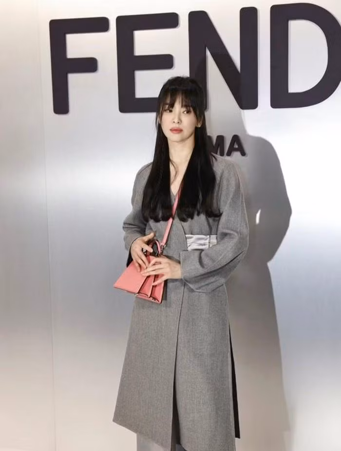 Gần đây, Song Hye Kyo nổi tiếng hơn nhờ The Glory (Vinh quang trong thù hận). Bộ phim đánh dấu bước lột xác của Song Hye Kyo.