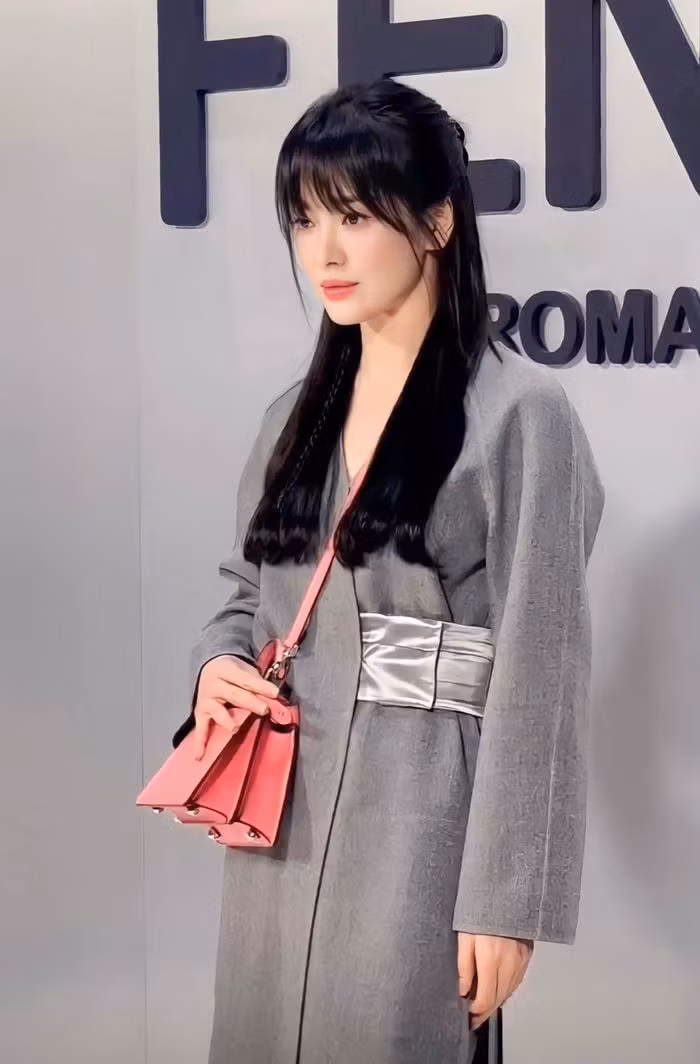 Nữ diễn viên có mặt với tư cách đại sứ thương hiệu toàn cầu của Fendi. Cô chọn trang phục không quá cầu kỳ nhưng không kém phần tỏa sáng.