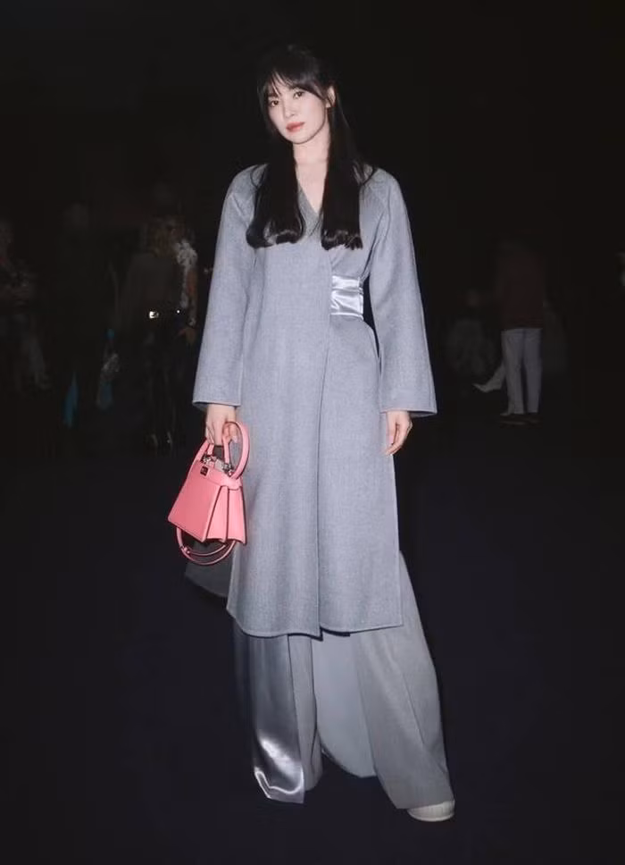 Moon Dong Eun hứa hẹn sẽ là nhân vật đánh dấu sự lột xác của Song Hye Kyo, sau những vai diễn gần đây bị chê nhàm chán như trong Gặp gỡ (Encounter) và Bây giờ chúng ta chia tay (Now We Are Breaking Up).