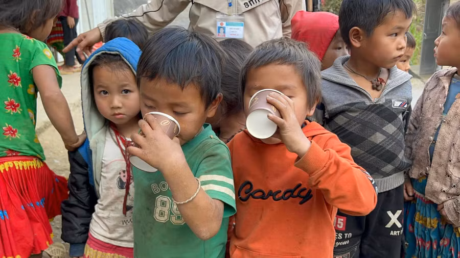 Các em nhỏ thích thú trước món trà sữa "cô Tiên". Các em nhỏ thích thú trước món trà sữa "cô Tiên".