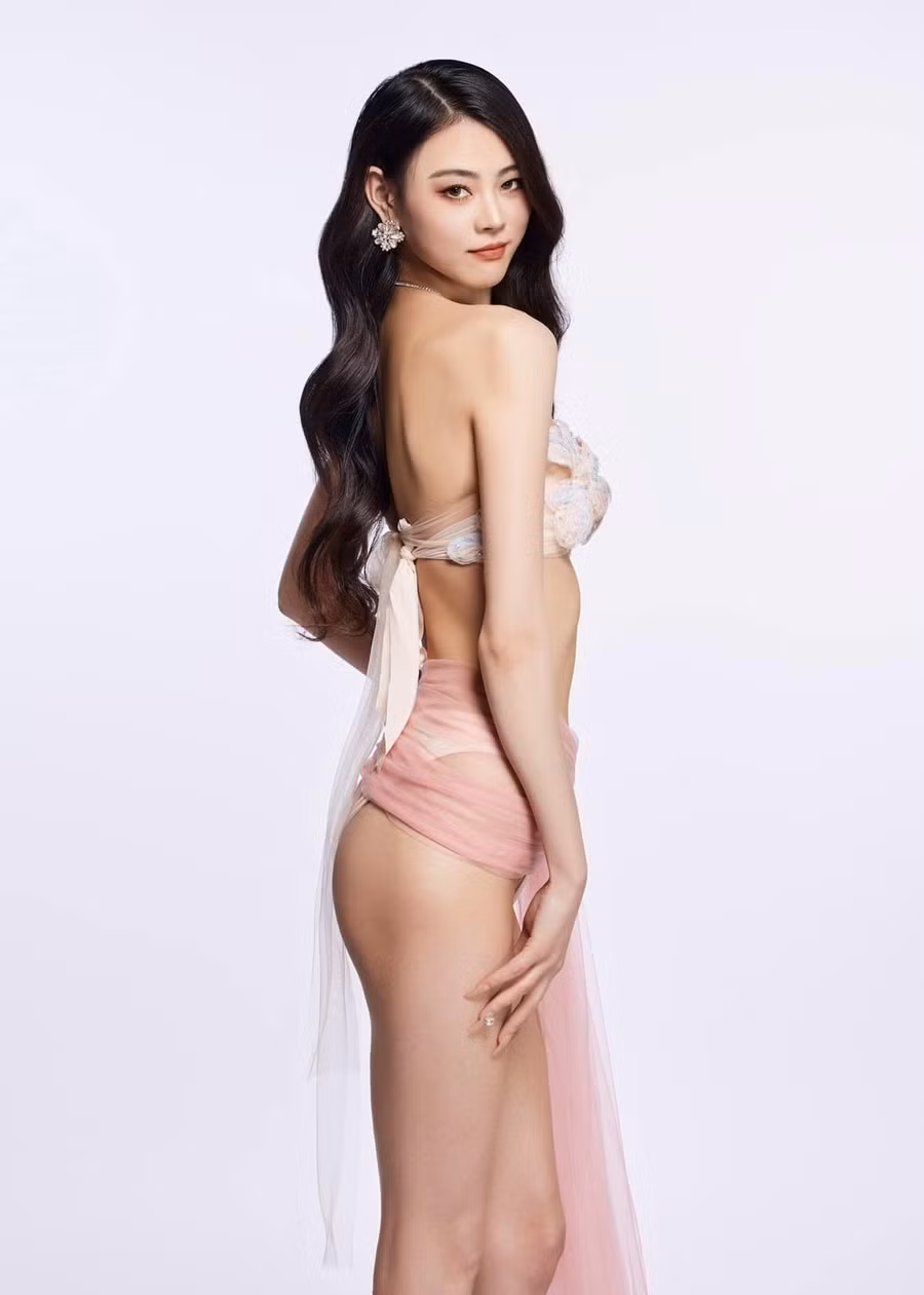 Người đẹp Mengli Li đến từ Trung Quốc. Cô cao 1,76m, số đo ba vòng 78-60-80. Mengli Li sở hữu nhan sắc dịu dàng, ngọt ngào.