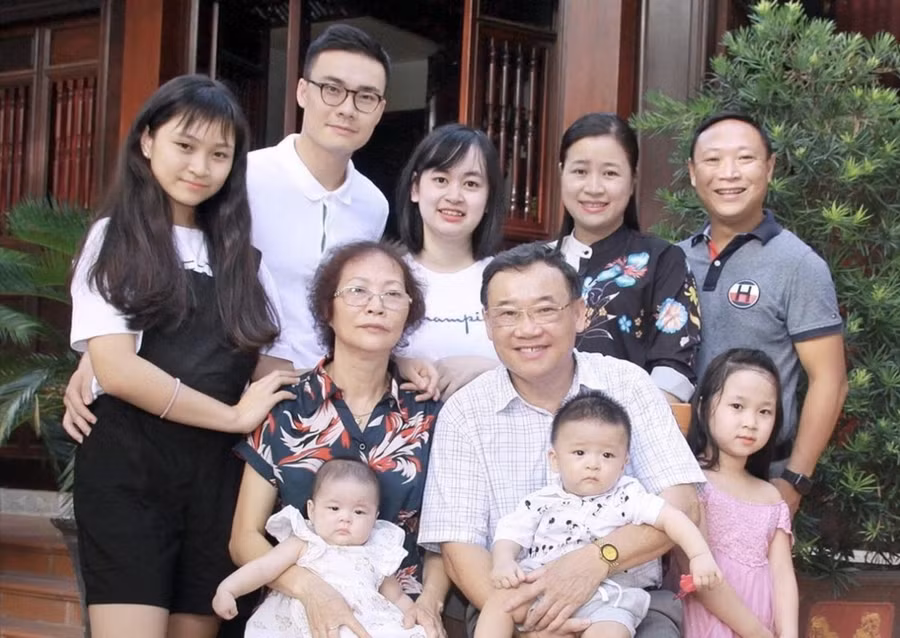 Gia đình 3 thế hệ của Thiếu tướng, GS.TS Ngô Sĩ Hiền. Gia đình 3 thế hệ của Thiếu tướng, GS.TS Ngô Sĩ Hiền.