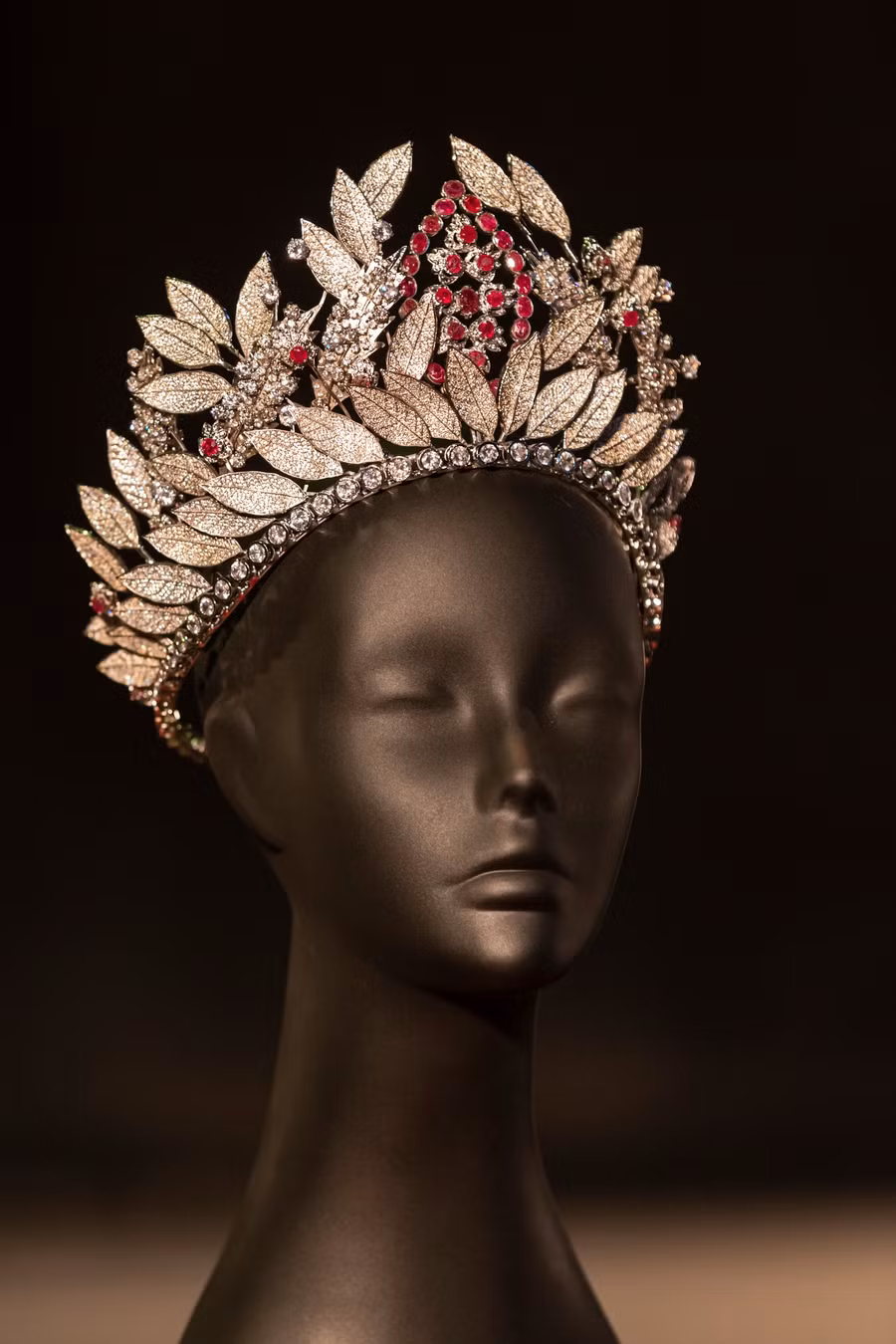 Vương miện Miss Charm 2023 chính thức được trình lấy cảm hứng từ vòng nguyệt quế.