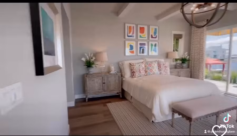 Không gian nhà mới của Phạm Hương khiến nhiều người phải trầm trồ vì phong cách trang trí đẹp mắt và vô cùng rộng rãi. Không gian nhà mới của Phạm Hương khiến nhiều người phải trầm trồ vì phong cách trang trí đẹp mắt và vô cùng rộng rãi.