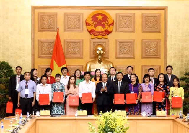 Thủ tướng Nguyễn Xuân Phúc và các nhà giáo tiêu biểu toàn quốc năm 2018
