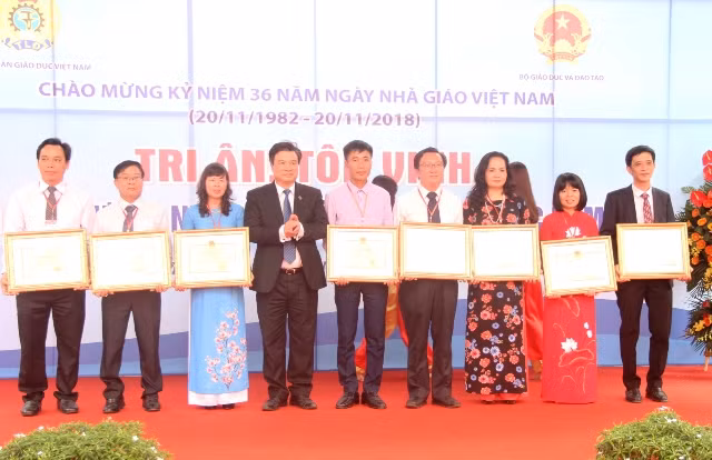 Thứ trưởng Nguyễn Hữu Độ trao bằng khen của Bộ trưởng Bộ GD&ĐT cho các nhà giáo tiêu biểu