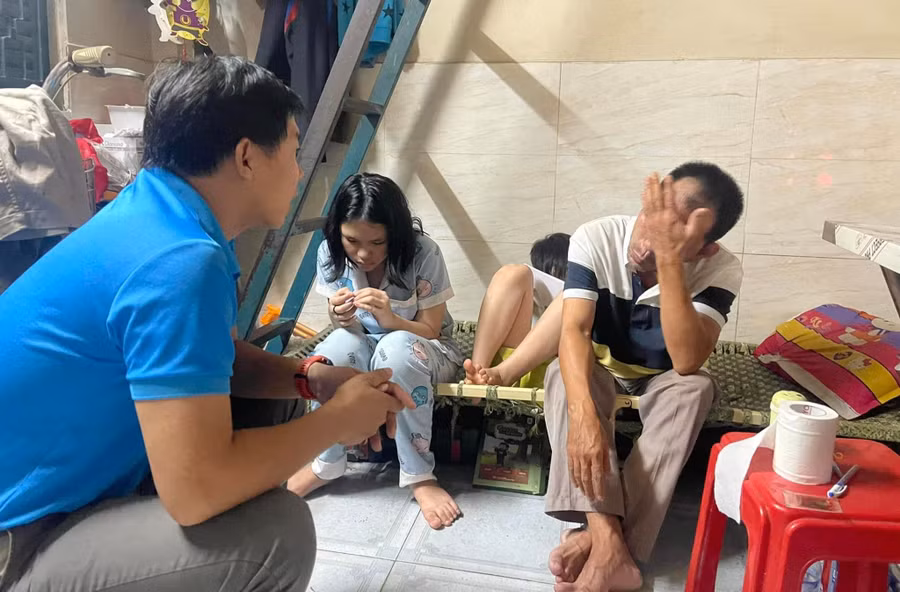Anh Hoàng Quốc Quyền trò chuyện cùng với bố của 3 em học sinh về kế hoạch đón các em vào Trường nội trú Hy vọng (Đà Nẵng) sau Tết Nguyên đán 2023.