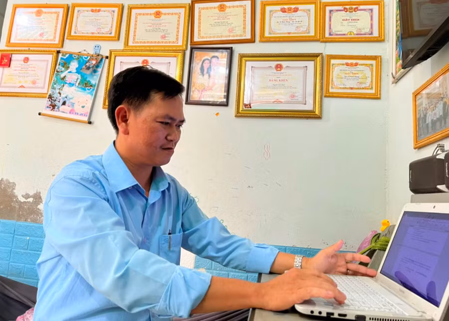 Thầy Lê Văn Chạy chuẩn bị bài dạy tại nhà công vụ. Thầy Lê Văn Chạy chuẩn bị bài dạy tại nhà công vụ.