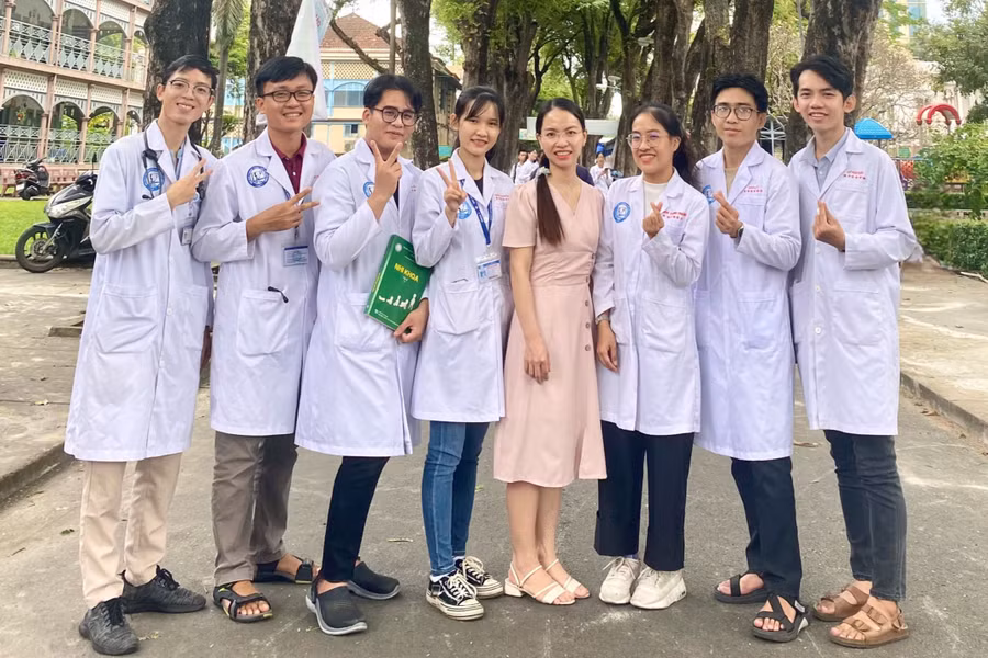 Huỳnh Hoàng Huy (thứ hai từ trái qua) cùng nhóm bạn thân tại Trường Đại học Y Dược TPHCM. Ảnh: NVCC Huỳnh Hoàng Huy (thứ hai từ trái qua) cùng nhóm bạn thân tại Trường Đại học Y Dược TPHCM. Ảnh: NVCC