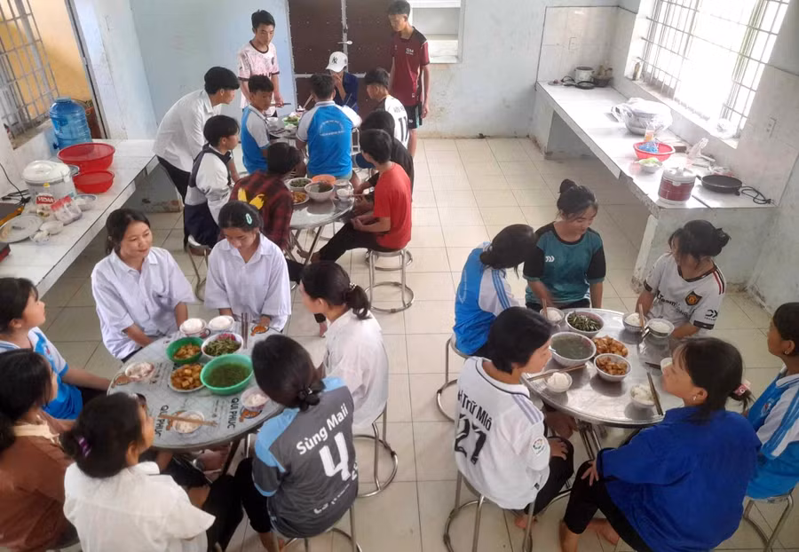 Học sinh bán trú với bữa cơm chiều do thầy cô hỗ trợ.