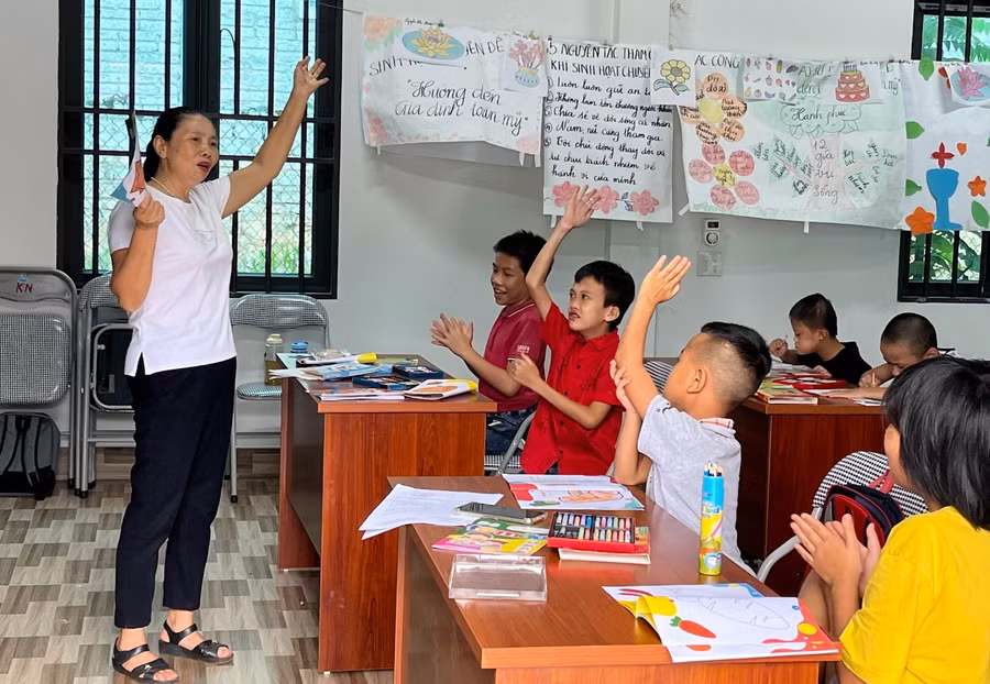 Cô giáo Hoàng Thị Vỵ với lớp dạy học miễn phí cho các trẻ em khuyết tật tại xã Bảo Ái (Yên Bình, Yên Bái). Ảnh minh họa: INT