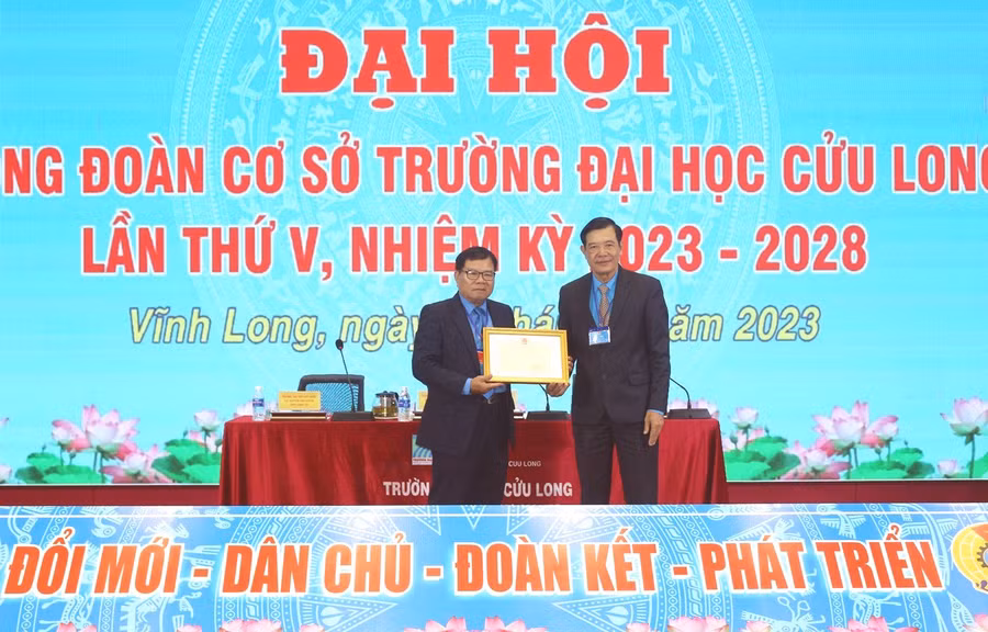 CĐCS Trường ĐH Cửu Long nhận Bằng khen của LĐLĐ Vĩnh Long.