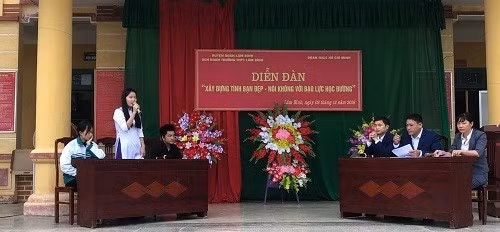 Học sinh cùng các thầy cô trao đổi về chủ đề bạo lực học đường