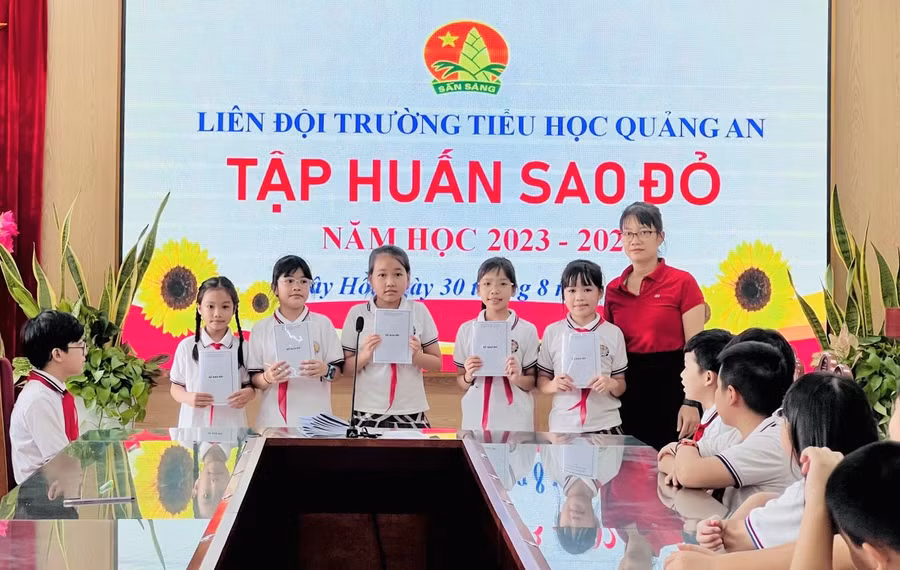 Liên đội Trường Tiểu học Quảng An (Tây Hồ, Hà Nội) thành lập đội sao đỏ và tổ chức tập huấn cho các em năm học 2023 - 2024. Ảnh: Website nhà trường