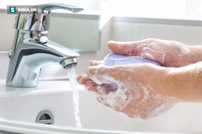 Đi vệ sinh xong nên dùng khăn giấy hay máy sấy khô tay: Câu trả lời không phải ai cũng biết - Ảnh 1.