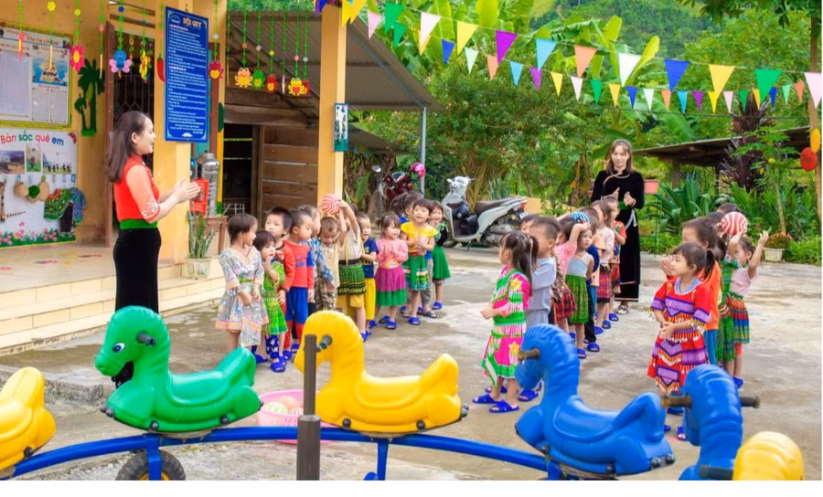 Giờ ra chơi của cô trò điểm trường Khe Tiến, xã vùng cao Hồng Ca, huyện Trấn Yên, tỉnh Yên Bái. Ảnh: NTCC