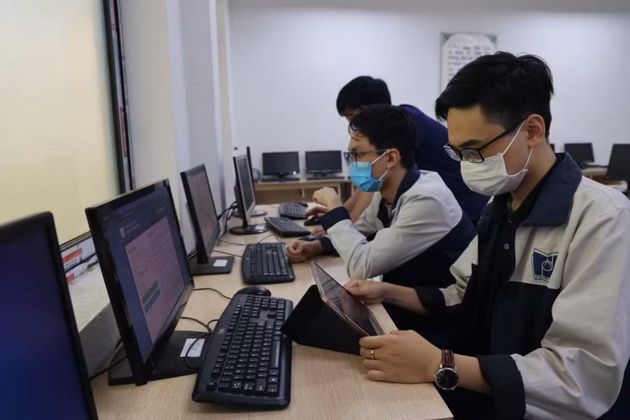 Học sinh Trường THPT Phan Đình Phùng (Hà Nội) đăng ký dự thi trên Hệ thống quản lý thi của Bộ GD&ĐT năm 2022. Ảnh: INT Học sinh Trường THPT Phan Đình Phùng (Hà Nội) đăng ký dự thi trên Hệ thống quản lý thi của Bộ GD&ĐT năm 2022. Ảnh: INT