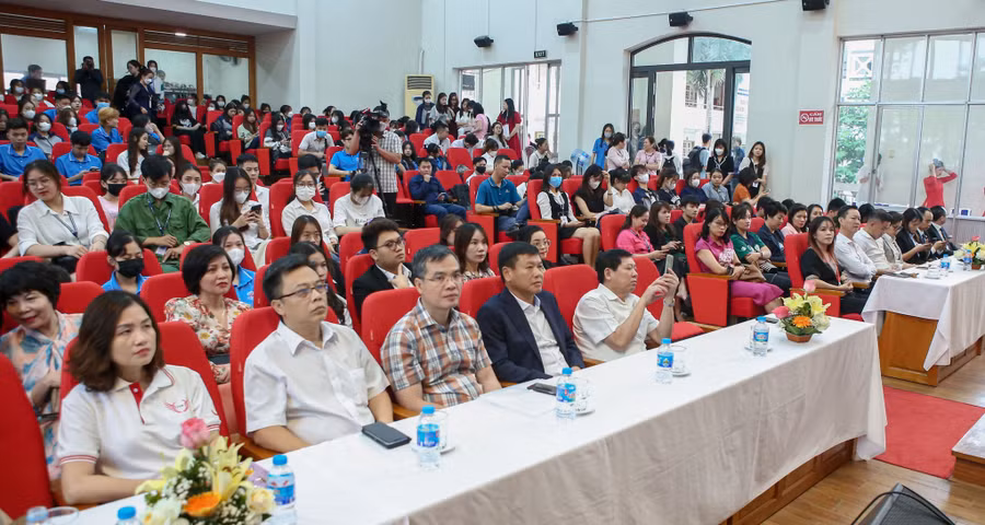 Đông đảo doanh nghiệp tham dự ngày hội tuyển dụng.