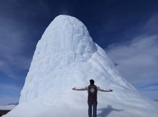 Độc lạ ngọn núi lửa “phun ra băng” ở Kazakhstan ảnh 3