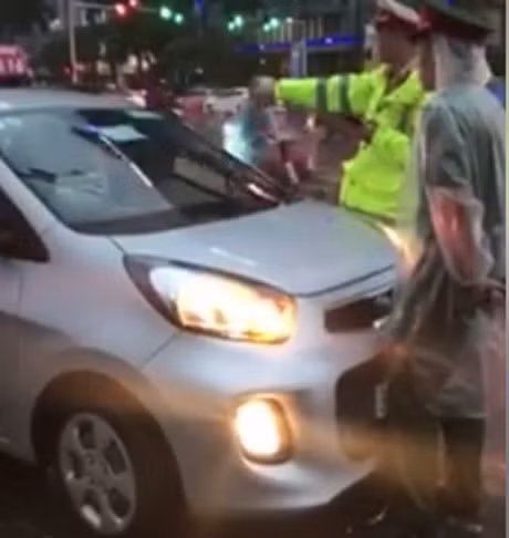 Danh tinh tai xe taxi can tro doan xe uu tien - Anh 1