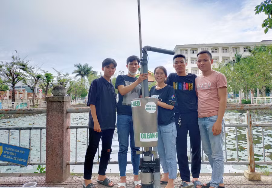 Nhóm sinh viên Trường Đại học Sư phạm – Đại học Đà Nẵng với thiết bị thu gom rác nổi tự động. Ảnh: NVCC