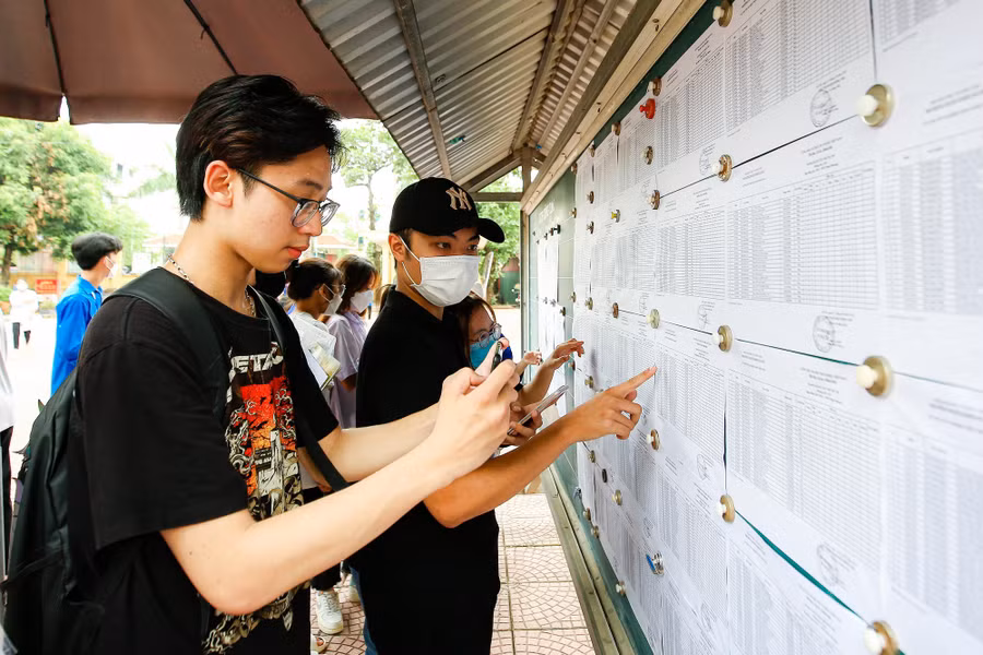 Thí sinh làm thủ tục thi tốt nghiệp THPT 2022 tại Trường THPT Đan Phượng (huyện Đan Phượng, TP Hà Nội). Ảnh: INT