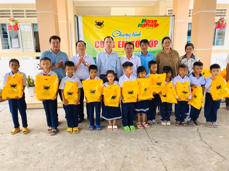 Chương trình "Cùng em đến lớp" trao tặng tập cho học sinh các điểm trường. Chương trình "Cùng em đến lớp" trao tặng tập cho học sinh các điểm trường.