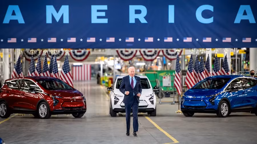 Tổng thống Mỹ Biden thúc đẩy chính sách xe điện Mỹ nhưng thực ra lại đang trao quà cho Trung Quốc?