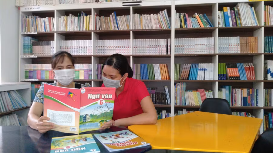 Giáo viên Trường THCS Thụy Liên, Thái Thụy, Thái Bình nghiên cứu sách giáo khoa lớp 6.