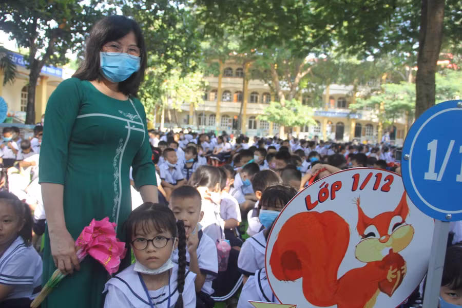 Cô giáo Đỗ Thị Cậy, giáo viên chủ nhiệm lớp 1/12 của trường cho hay, hơn 30 năm làm nghề giáo, ngày khai giảng với cô rất đặc biệt, hân hoan, hạnh phúc đón những học sinh mới